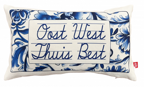 OOST, WEST, THUIS BEST: een gevuld kussen met Delftsblauwe opdruk. 